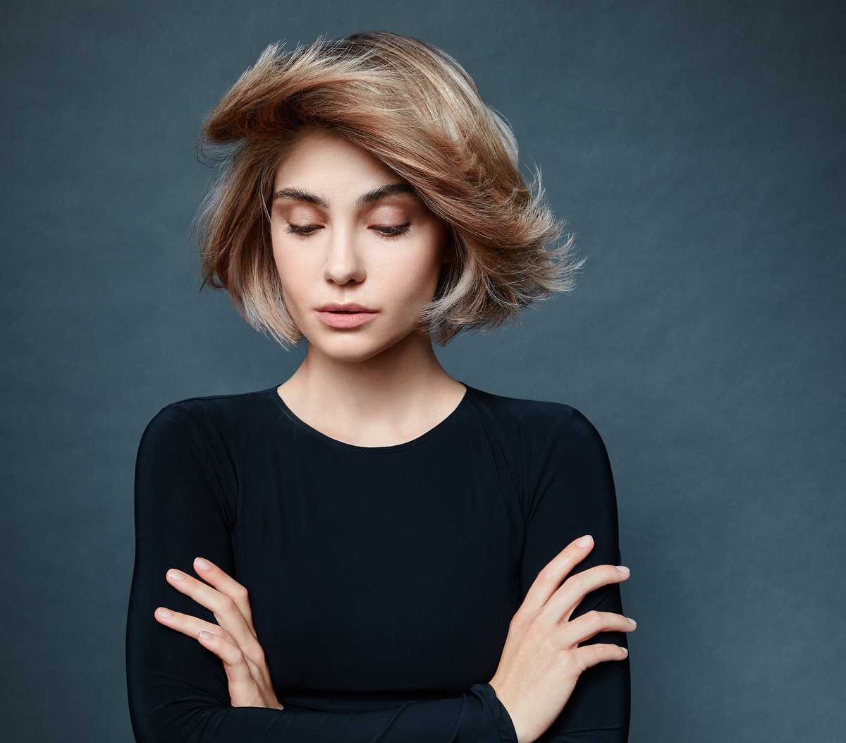 Умная cтрижка 2019 градуированное каре на волнистые волосы фото